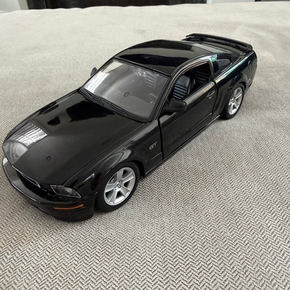 Maisto 2006 Ford Mustang GT 1:24 Scale Black Diecast Model Car Opening Hood